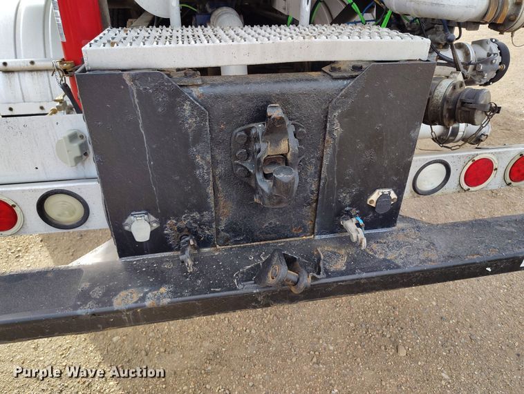 image for item EO9983 2014 Peterbilt 367 fuel truck