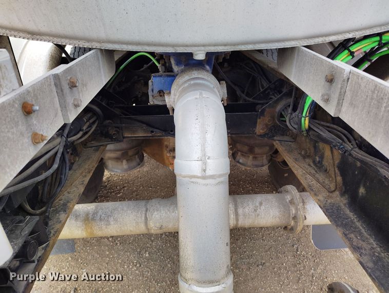 image for item EO9983 2014 Peterbilt 367 fuel truck