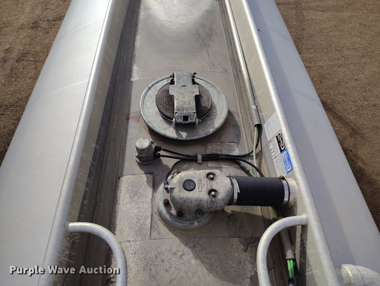 image for item EO9983 2014 Peterbilt 367 fuel truck