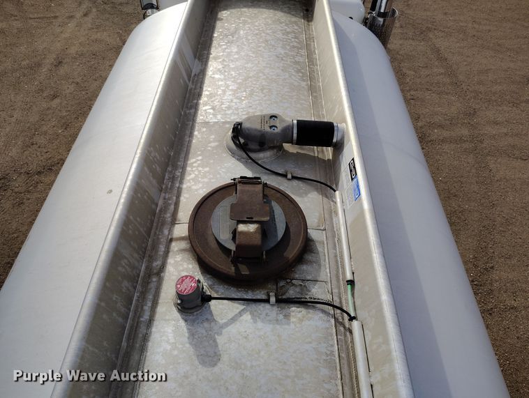 image for item EO9983 2014 Peterbilt 367 fuel truck