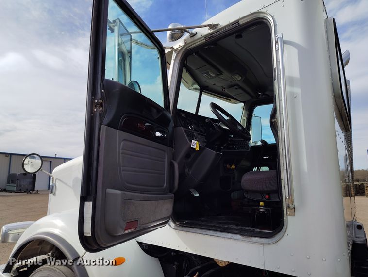 image for item EO9983 2014 Peterbilt 367 fuel truck