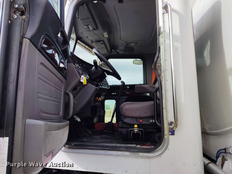 image for item EO9983 2014 Peterbilt 367 fuel truck