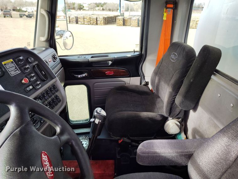 image for item EO9983 2014 Peterbilt 367 fuel truck