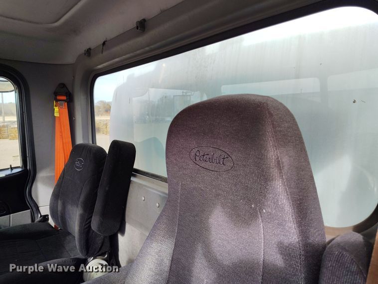 image for item EO9983 2014 Peterbilt 367 fuel truck