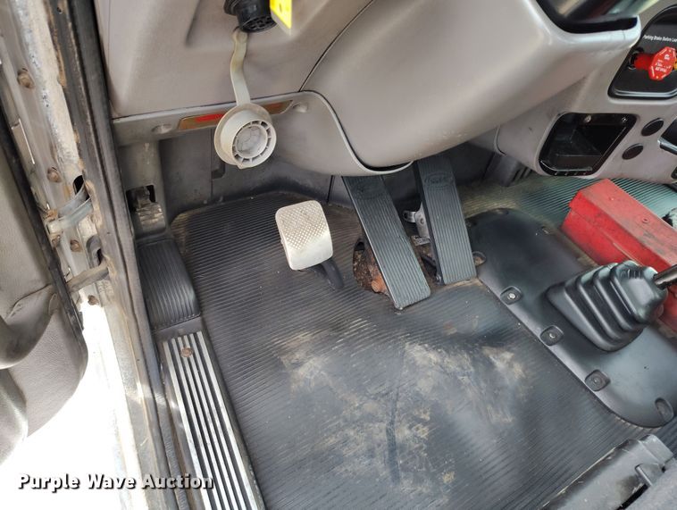 image for item EO9983 2014 Peterbilt 367 fuel truck