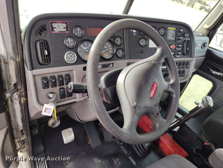 image for item EO9983 2014 Peterbilt 367 fuel truck