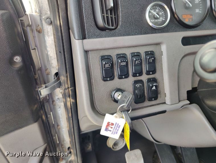 image for item EO9983 2014 Peterbilt 367 fuel truck