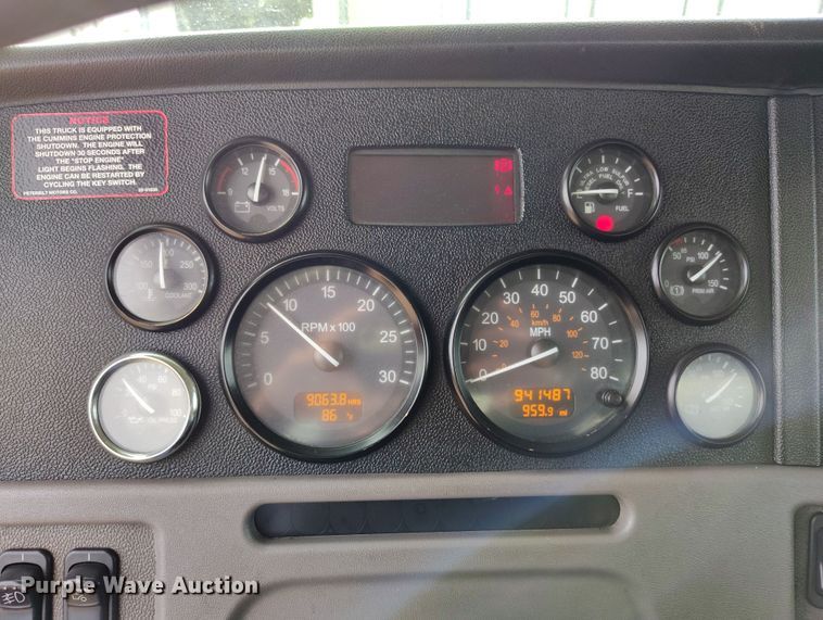 image for item EO9983 2014 Peterbilt 367 fuel truck