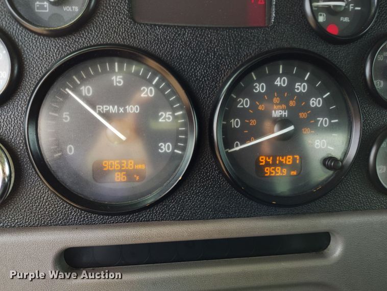 image for item EO9983 2014 Peterbilt 367 fuel truck