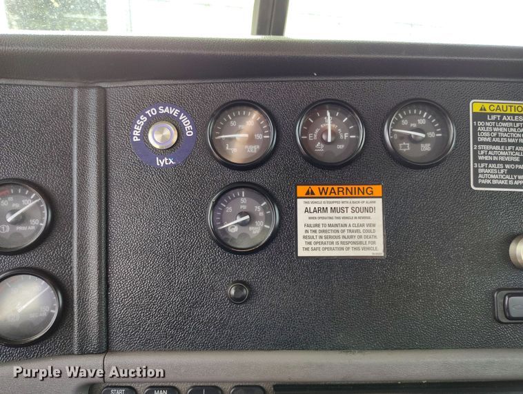 image for item EO9983 2014 Peterbilt 367 fuel truck