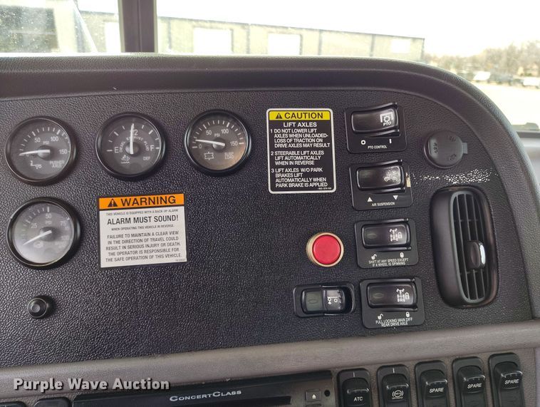 image for item EO9983 2014 Peterbilt 367 fuel truck