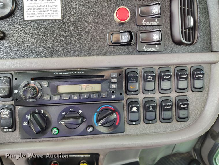 image for item EO9983 2014 Peterbilt 367 fuel truck