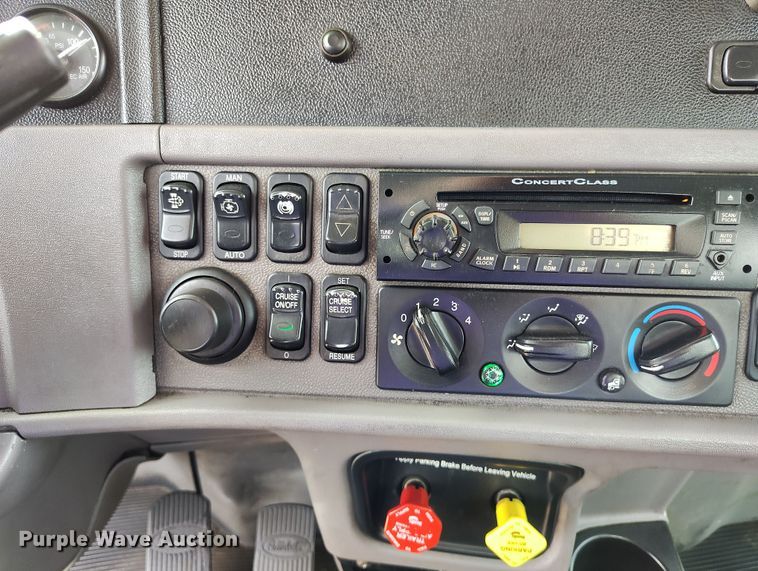 image for item EO9983 2014 Peterbilt 367 fuel truck