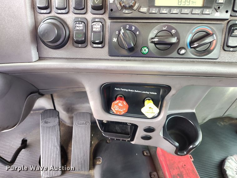 image for item EO9983 2014 Peterbilt 367 fuel truck