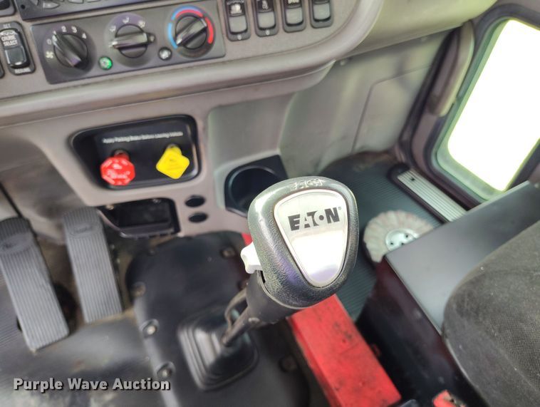 image for item EO9983 2014 Peterbilt 367 fuel truck