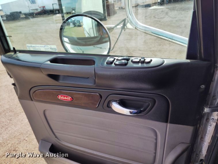 image for item EO9983 2014 Peterbilt 367 fuel truck