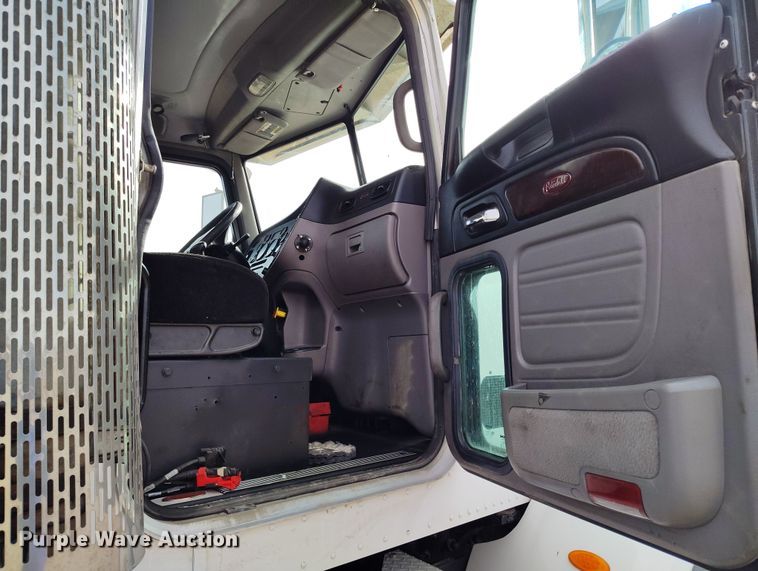 image for item EO9983 2014 Peterbilt 367 fuel truck