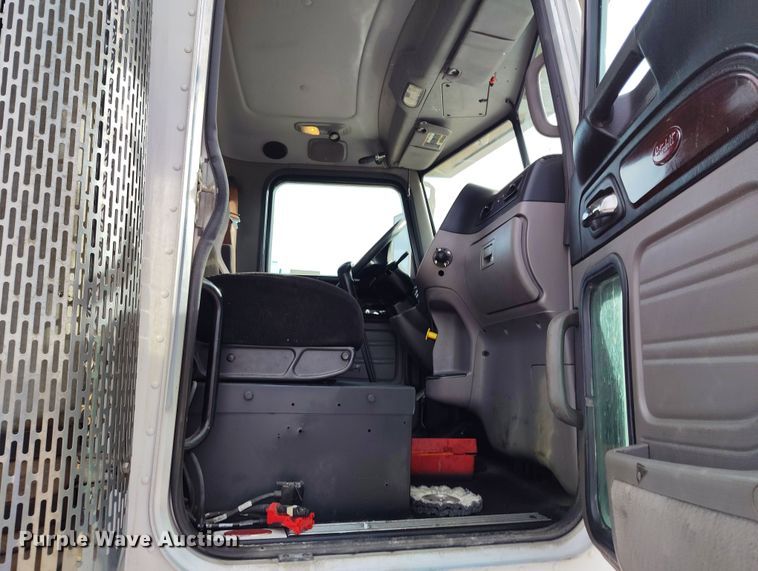 image for item EO9983 2014 Peterbilt 367 fuel truck