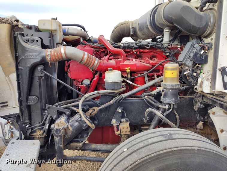 image for item EO9983 2014 Peterbilt 367 fuel truck