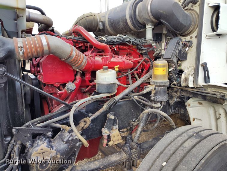 image for item EO9983 2014 Peterbilt 367 fuel truck