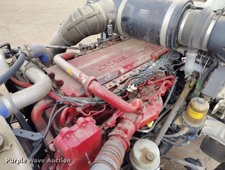 image for item EO9983 2014 Peterbilt 367 fuel truck