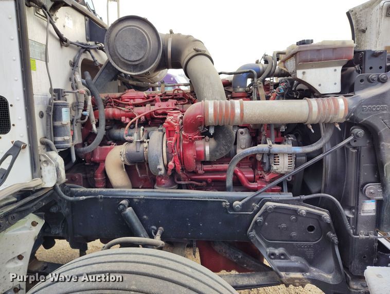 image for item EO9983 2014 Peterbilt 367 fuel truck