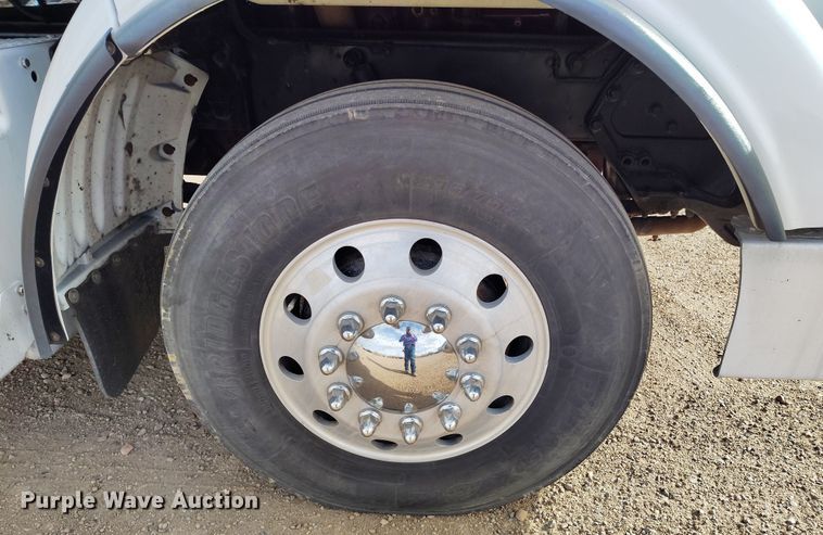 image for item EO9983 2014 Peterbilt 367 fuel truck