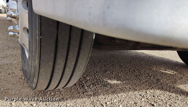 image for item EO9983 2014 Peterbilt 367 fuel truck