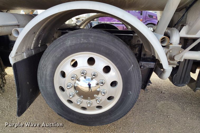 image for item EO9983 2014 Peterbilt 367 fuel truck