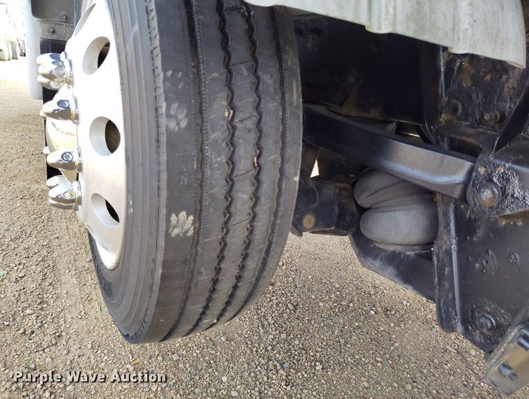 image for item EO9983 2014 Peterbilt 367 fuel truck