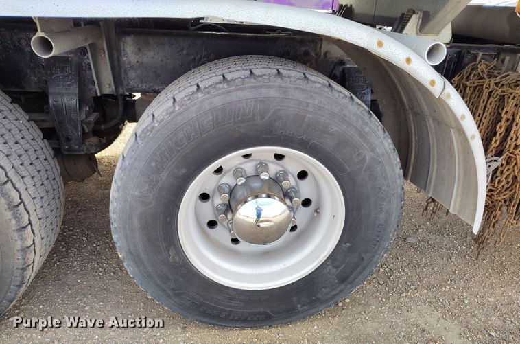 image for item EO9983 2014 Peterbilt 367 fuel truck