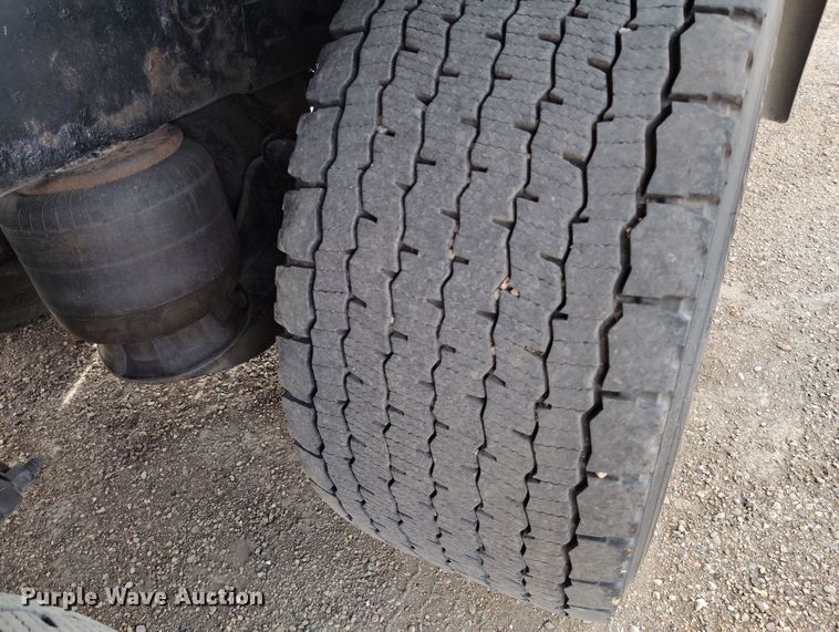 image for item EO9983 2014 Peterbilt 367 fuel truck