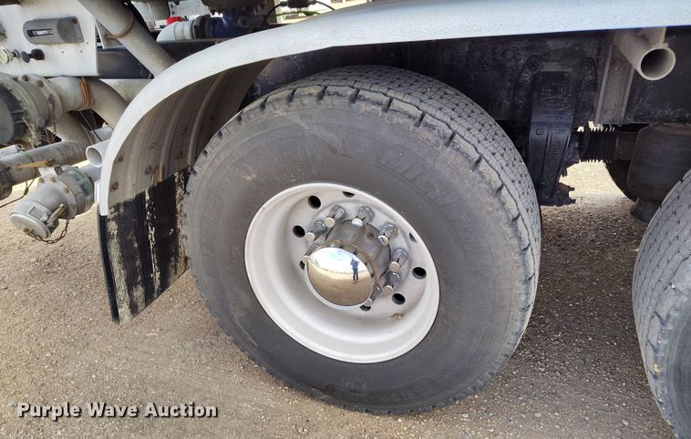 image for item EO9983 2014 Peterbilt 367 fuel truck