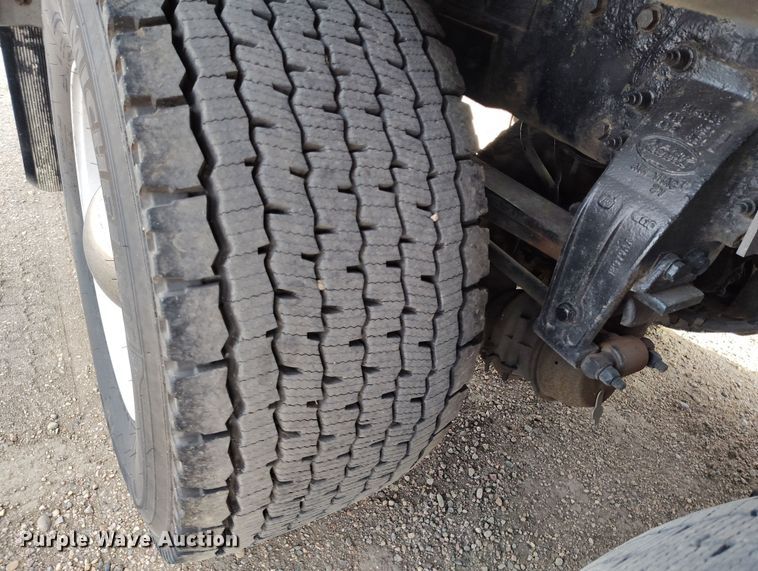 image for item EO9983 2014 Peterbilt 367 fuel truck