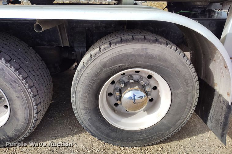 image for item EO9983 2014 Peterbilt 367 fuel truck