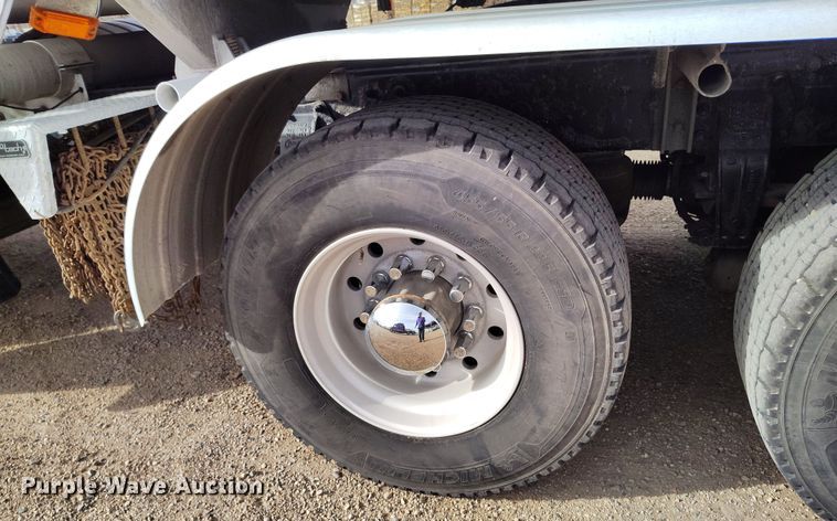 image for item EO9983 2014 Peterbilt 367 fuel truck