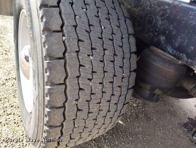 image for item EO9983 2014 Peterbilt 367 fuel truck