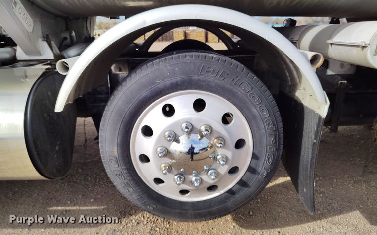 image for item EO9983 2014 Peterbilt 367 fuel truck