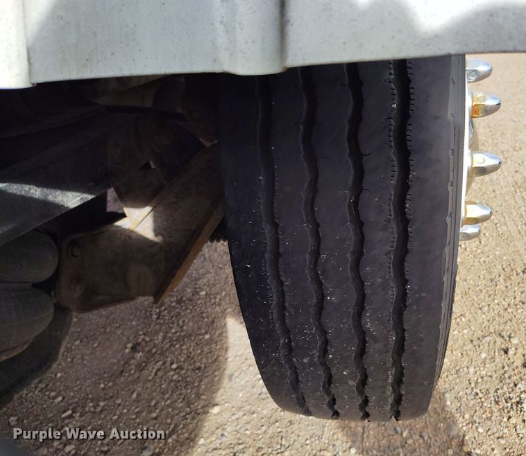 image for item EO9983 2014 Peterbilt 367 fuel truck