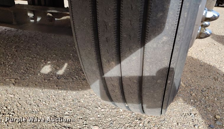 image for item EO9983 2014 Peterbilt 367 fuel truck