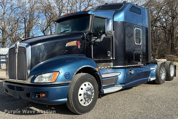 image for item EQ1228 2012 Kenworth T660 semi truck