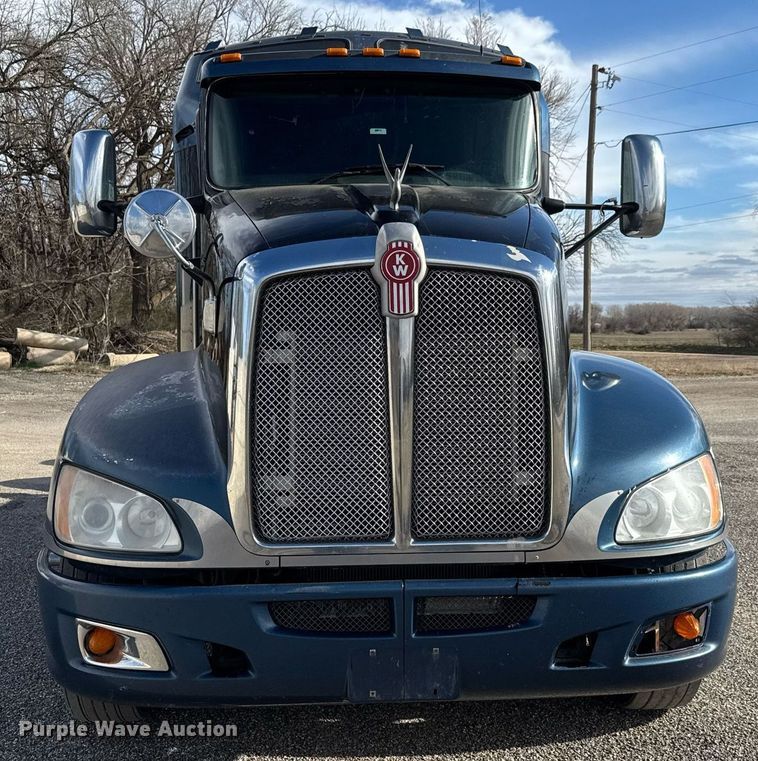 image for item EQ1228 2012 Kenworth T660 semi truck