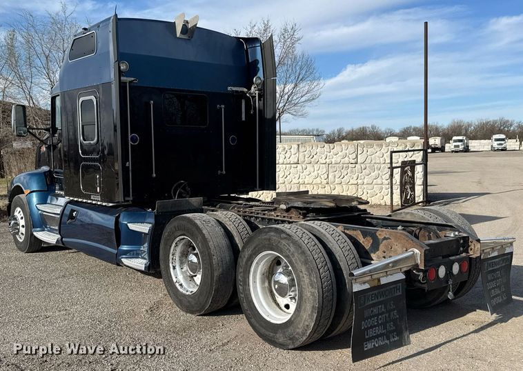 image for item EQ1228 2012 Kenworth T660 semi truck