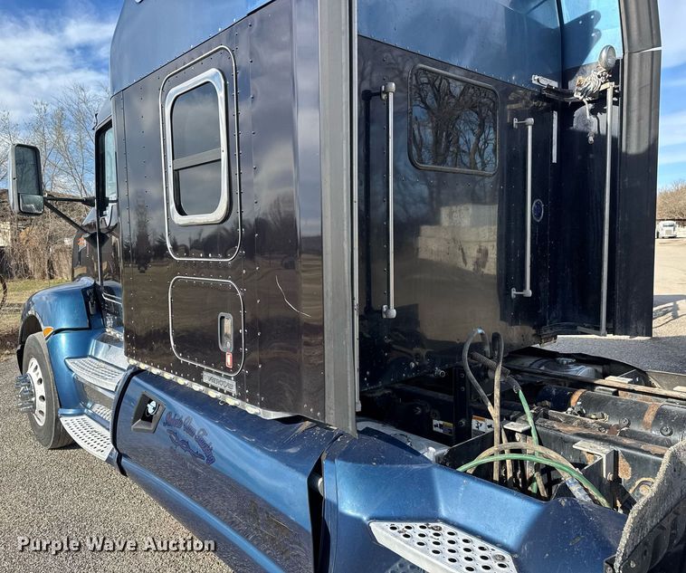 image for item EQ1228 2012 Kenworth T660 semi truck