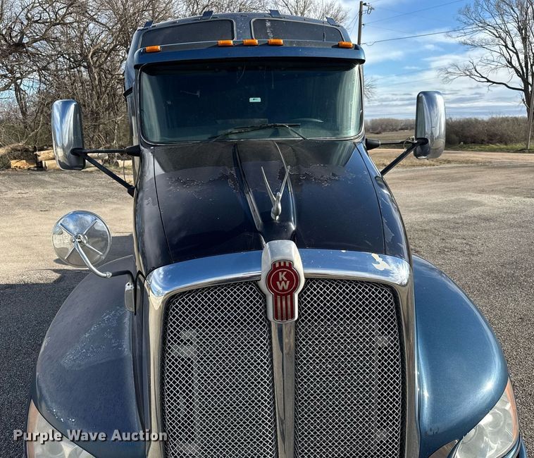 image for item EQ1228 2012 Kenworth T660 semi truck