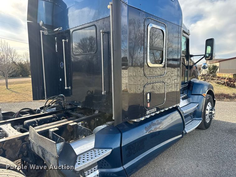 image for item EQ1228 2012 Kenworth T660 semi truck