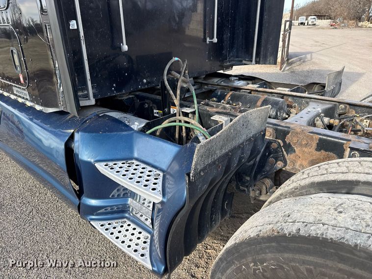 image for item EQ1228 2012 Kenworth T660 semi truck