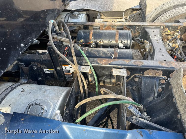 image for item EQ1228 2012 Kenworth T660 semi truck