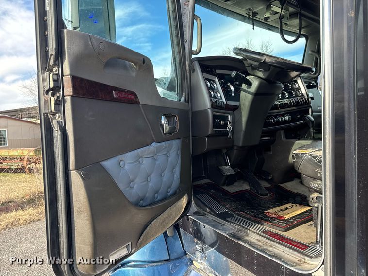 image for item EQ1228 2012 Kenworth T660 semi truck