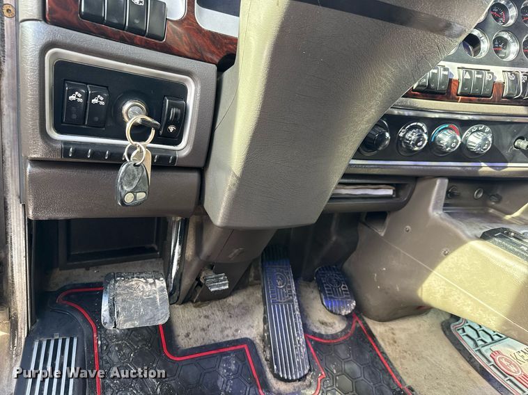 image for item EQ1228 2012 Kenworth T660 semi truck